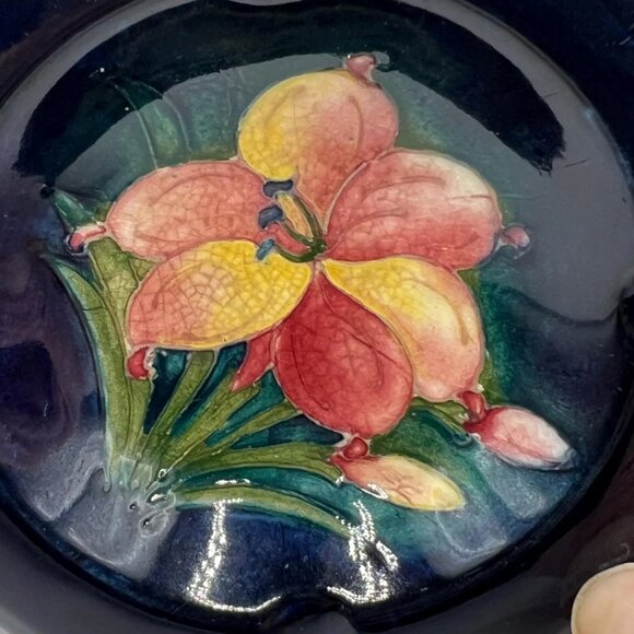 Moorcroft, circa 1930’s - Cobalt blue, pink and yellow Hibiscus Ashtray - Picture 3 of 5